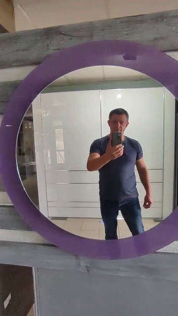 Зеркало с двумя контурами декоративной подсветки с бе смотреть онлайн