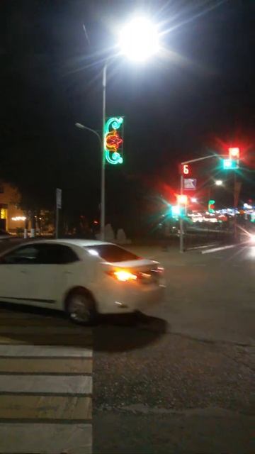 На столбе светодиодный Тюльпан красиво светит через п смотреть онлайн