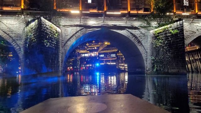 Прогулка на лодке по реке Тоцзян в Фэнхуане смотреть онлайн