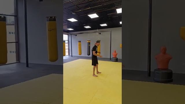 Куда двигаться если вас бьют? смотреть онлайн