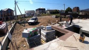 Укладываем первый ряд кирпича. С чего начинать.