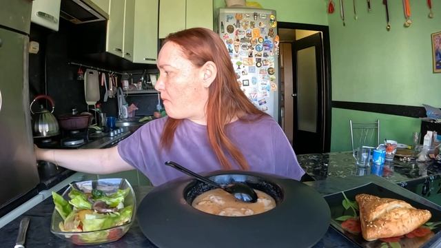 Мукбанг, Том ям с морепродуктами, салат с ростбифом. смотреть онлайн