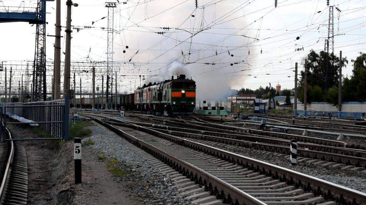 Тепловозы 2ТЭ10М-2618 и 2ТЭ10У-0538. Отправление двойной тяги. Звук 10Д100. смотреть онлайн