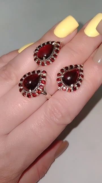 Серебряный комплект с гранатами. Колечко 17,3 размер.Дл?