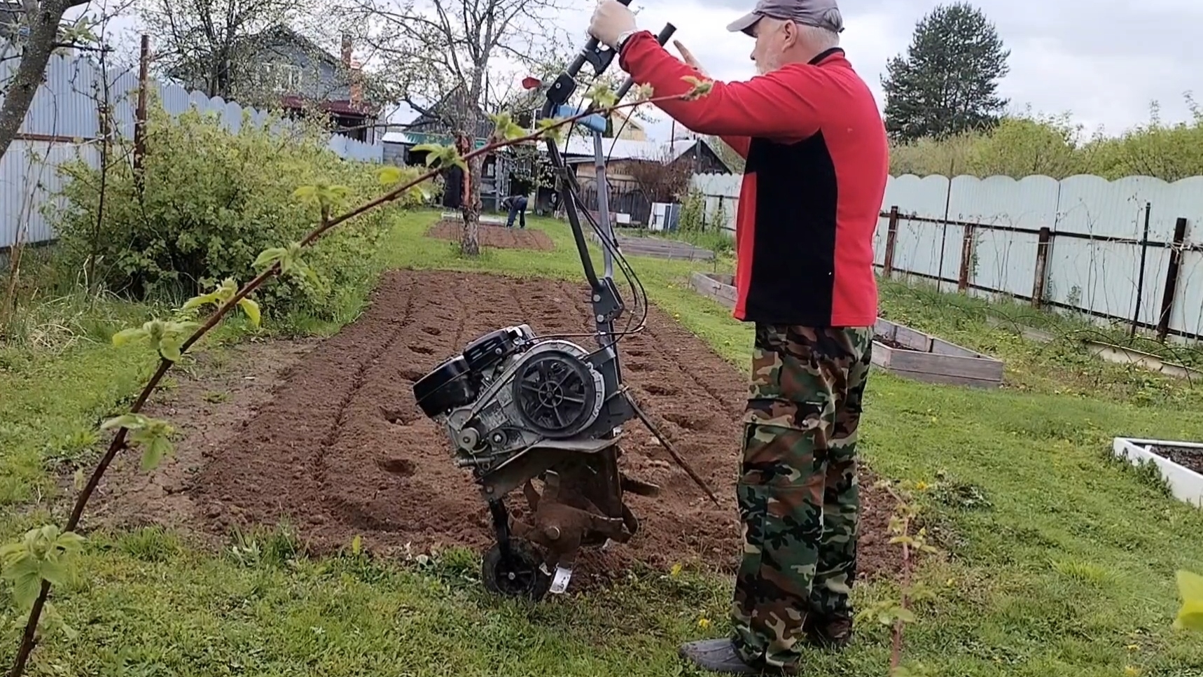 Вспахиваем огород, подкармливаем растения в нашем саду. смотреть онлайн