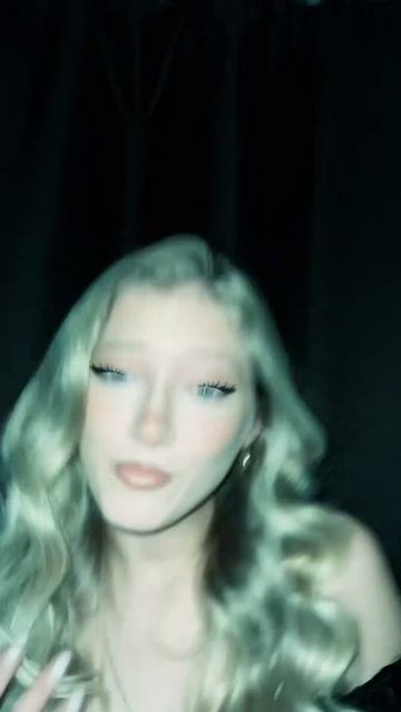 Эта детка сейчас поет песню 🎙️ смотреть онлайн