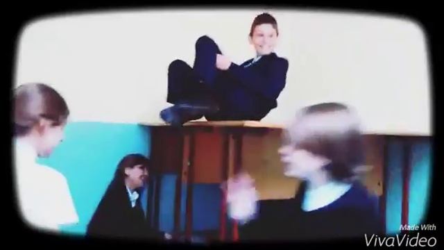 Чувак бегает по партам !Ржака,  смотреть всем.