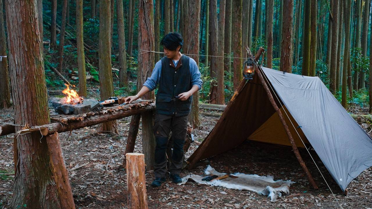 Лагерь для одиноких людей, окруженный теплом костров и деревьев.Пламя, колышущееся на прилавке ручно смотреть онлайн