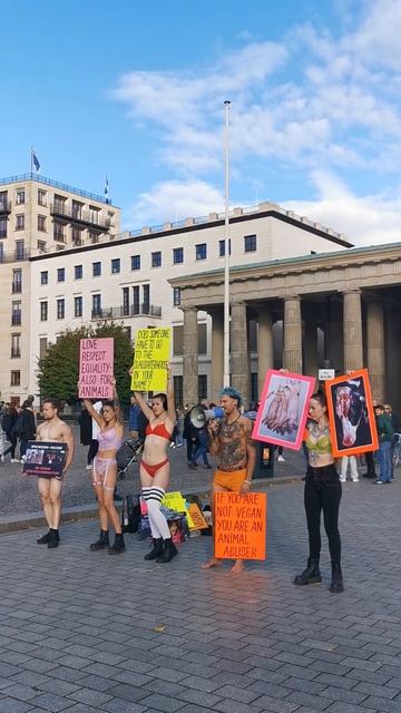 Акция веганов у Бранденбургских ворот
