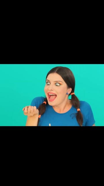 Девочка ест лапшу. смотреть онлайн