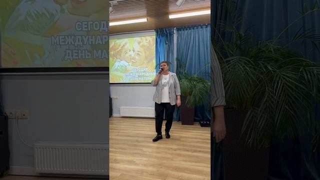 Юта мама поёт Ольга Куценко #песнидлядуши #москва #деньмамы #втопы #приветандрей смотреть онлайн