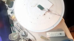 2-хцветный светильник с пультом. Не работает