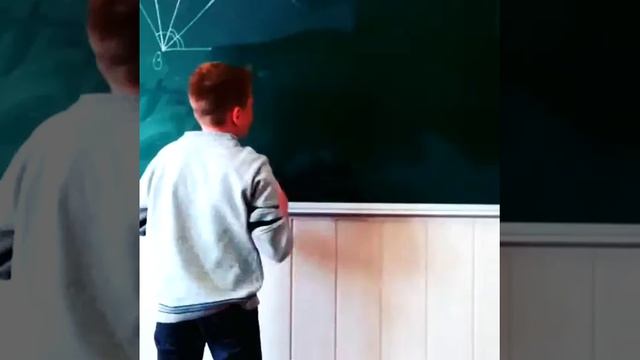 Пацан ловит кайф от мытья доски в классе. УГОР!!!! смотреть онлайн