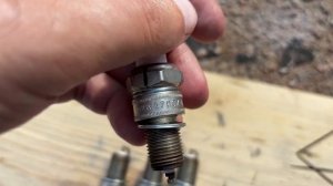 Проверка состояния свечей на примере Лада Калина 1.6 л 8 кл #свечи #bosch #калина #ваз