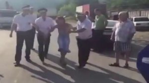 Полицейские  жестко скрутили ЖЕНЩИНУ зовущую на помощь