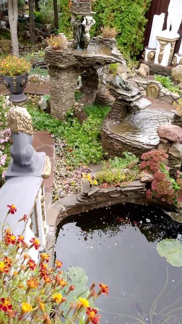 Осенний фонтан, водоем утопает в зелени красота лежит