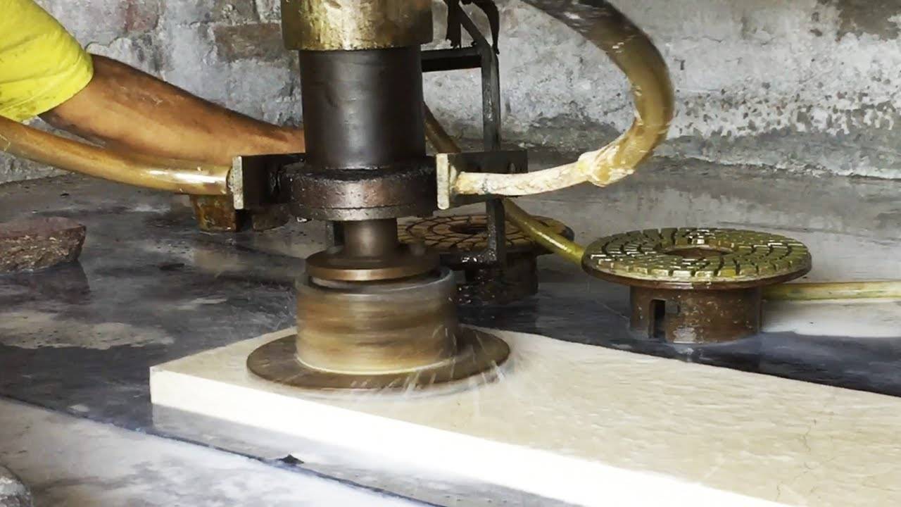 Как трудолюбивый человек режет и полирует мрамор на фабрике | Удивительный процесс обработки мрамора смотреть онлайн