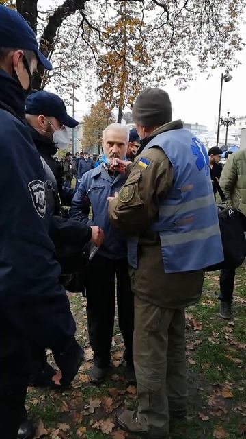 Как на акции Save ФОП полиция людей в чувства приводила.