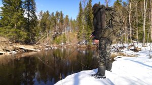Весна. Первая рыбалка по открытой воде. Таёжная речка и чай на костре.