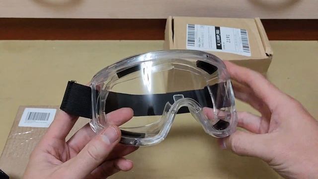 Посылки с Ozon: настольная лампа, респиратор, защитные о? смотреть онлайн