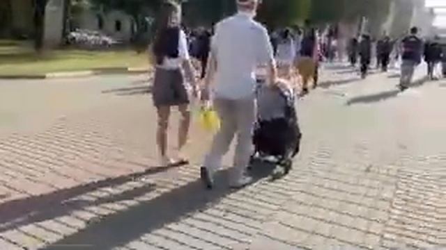 И опять родители берут с собой детей на "мирные" акции. смотреть онлайн