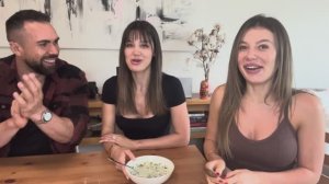 АВСТРАЛИЙЦЫ ВПЕРВЫЕ ПРОБУЮТ ОКРОШКУ с кефиром и квасом (включите русский язык на субтитрах)