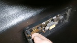 не горит плафон освещения в салоне при открывании две?