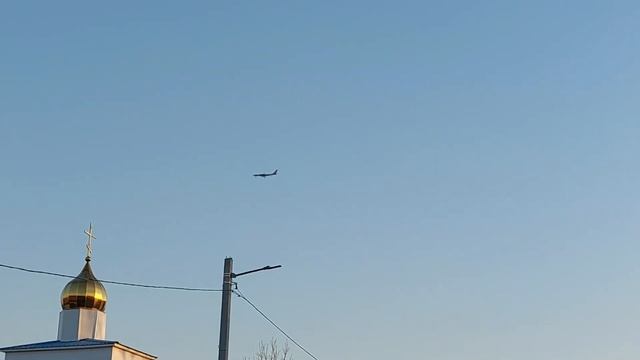 Самолёт летит. Ту-95 заход на посадку. Тавричанка 17.03.2025 смотреть онлайн