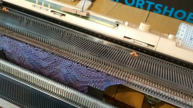 ВЯЖУ АЖУРНОЙ КАРЕТКОЙ КАРДИГАН. смотреть онлайн