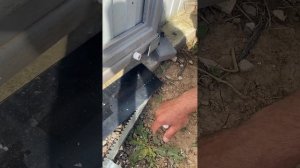 Щель под воротами