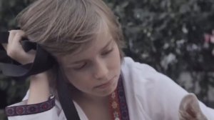 Русский мальчик и песня Chandelier Sia Cover