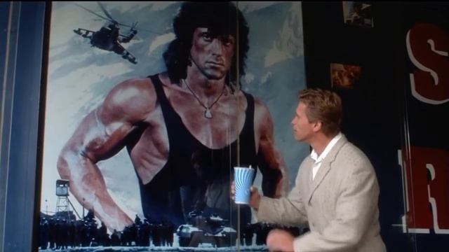 Отрывок из фильма "Близнецы" Троллинг железного Арни смотреть онлайн