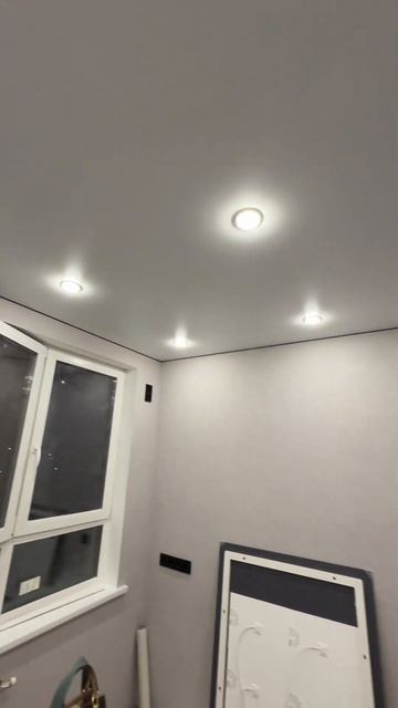 Установка натяжного потолка из сатина с точными свети