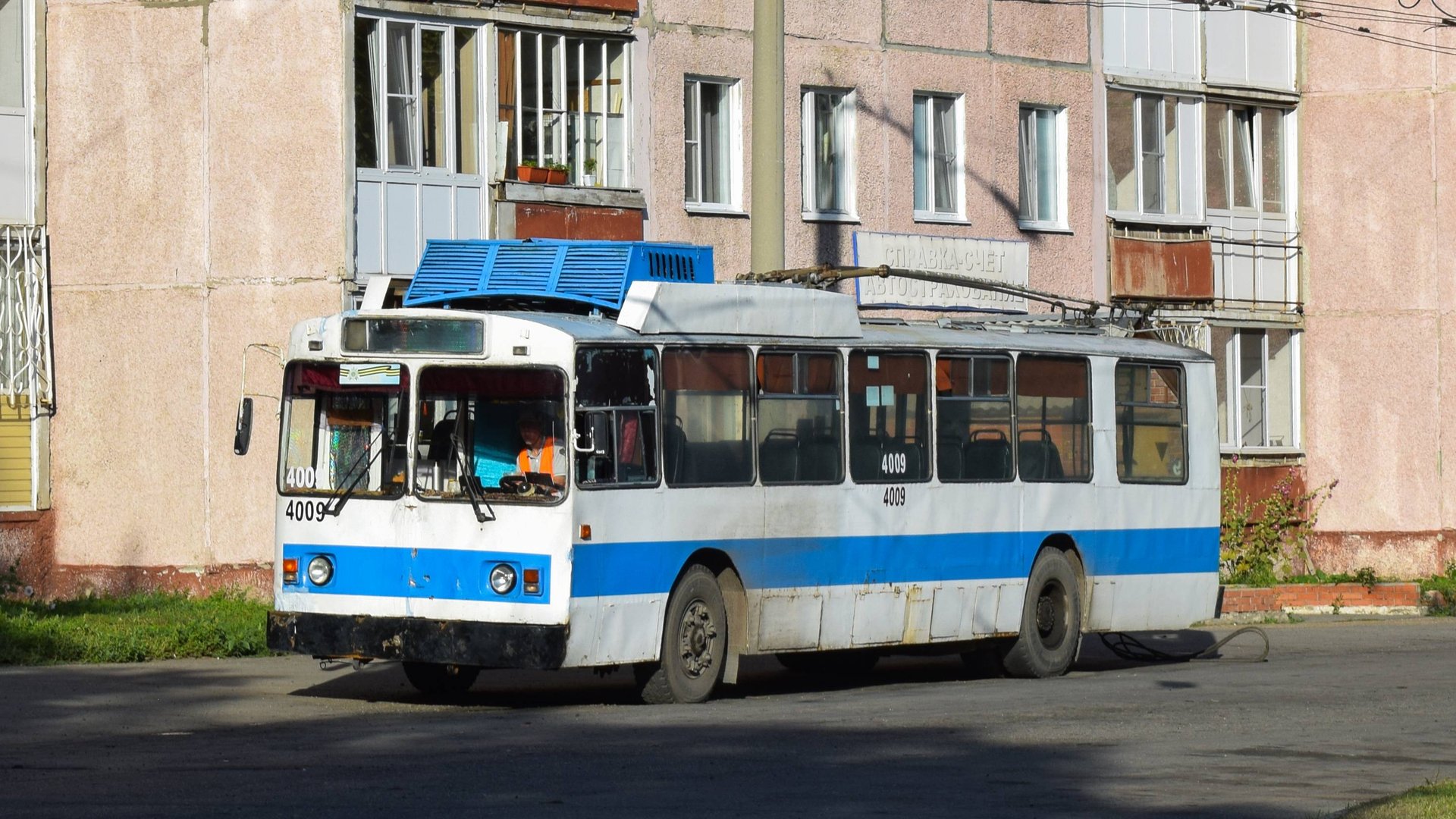 Троллейбус ЗиУ-682 КВР БТРМ-4009. Покатушки по Барнаулу. смотреть онлайн