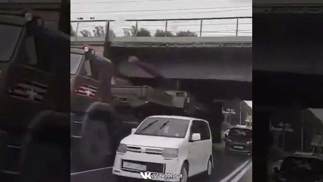 В Новосибирске тягач, перевозящий САУ 2С7 "Пион" застря? смотреть онлайн