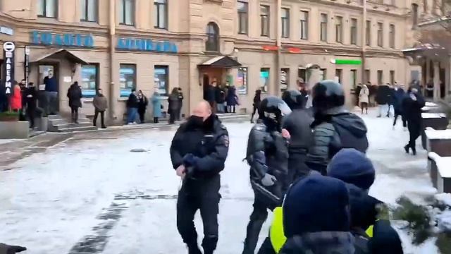 В Санкт-Петербурге полицейский достал пистолет во вре