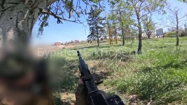 Бойцы ВС РФ обнаружив вражеский дрон, спешились и укрылись за деревьями, после чего успешно его унич смотреть онлайн