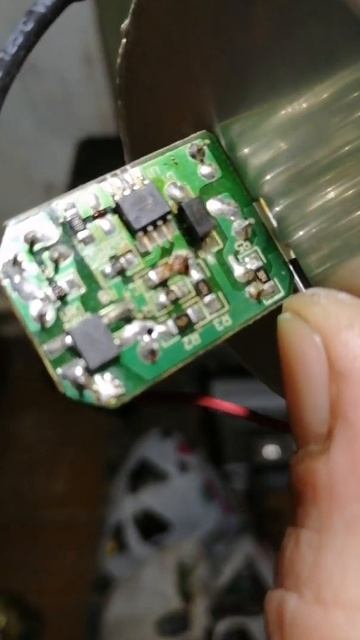 Что в нутри светодиодной лампочки, с защитой от скачко