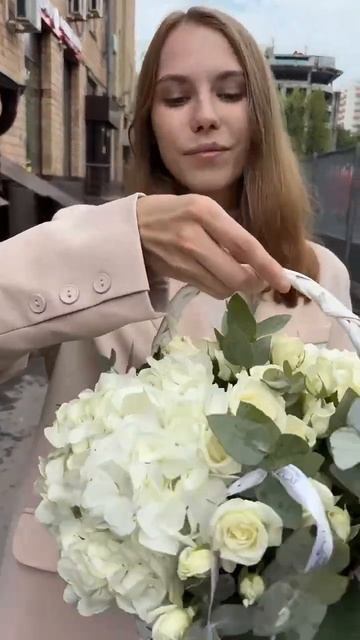 2 белые гортензии с кустовой розой в корзине #цветымос? смотреть онлайн