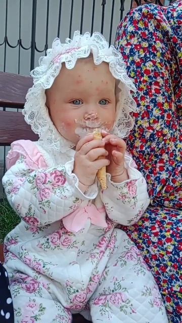 кушаем самое вкусное мороженое #baby #egg #shorts #дети #малыш смотреть онлайн