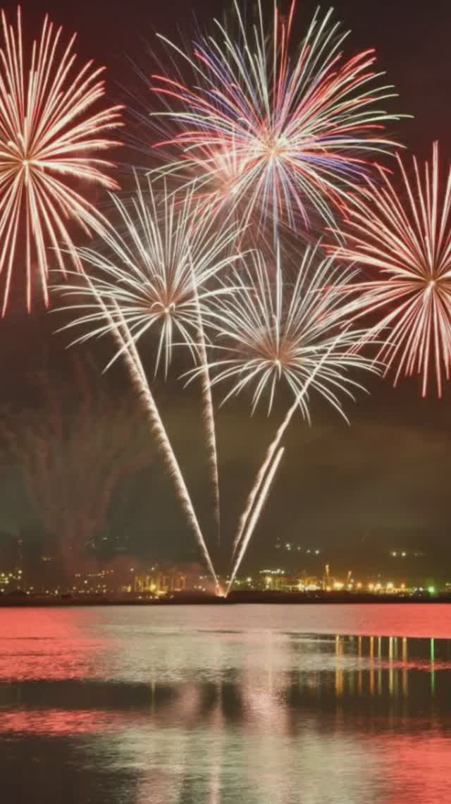 9 мая в Новороссийске к 80 летию Великой Победы был дан шикарный салют🎇 смотреть онлайн