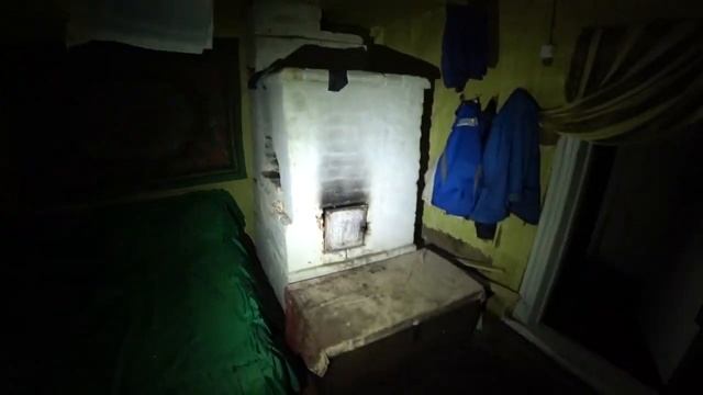 ОДИН НОЧЬЮ В ЗАБРОШЕННОЙ ДЕРЕВНЕ В ЛЕСАХ НИЖЕГОРОДСКОЙ ОБЛАСТИ. ЗДЕСЬ ЖИЛИ СОВСЕМ НЕДАВНО. смотреть онлайн