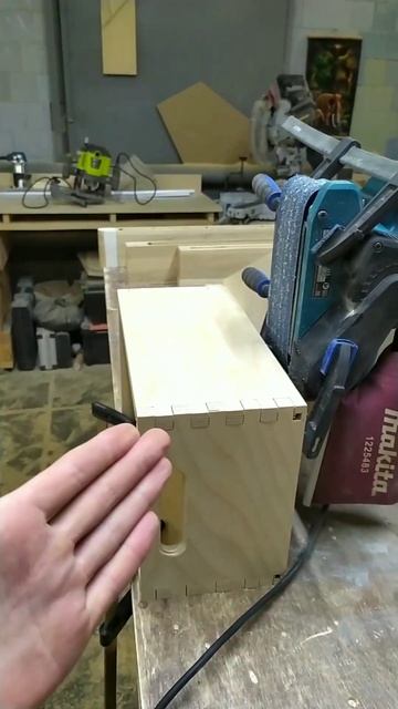 Светильник из дуба. Как скруглить угол шлифмашиной.