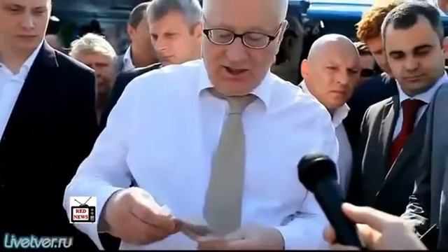Жириновский разводит старушек на рынке смотреть онлайн