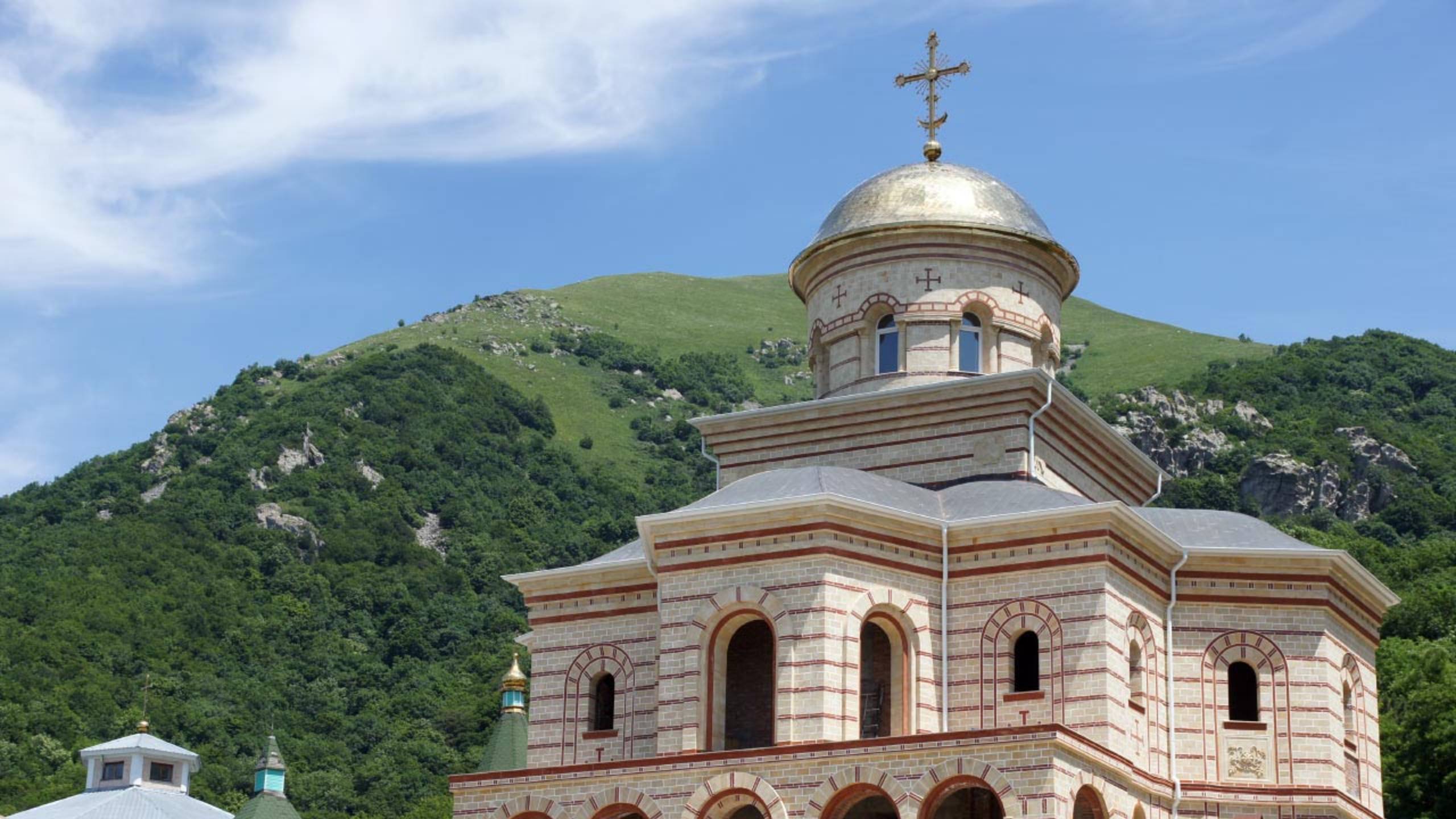 Ставрополье. Гора Бештау. Монастырское озеро. Успенский храм.