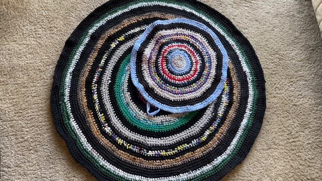 Новая жизнь старых вещей. Коврик кругляш крючком.#рукоделие #коврики #needlework