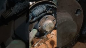 Замена тросиков ручника, снятие задних барабанов на VW