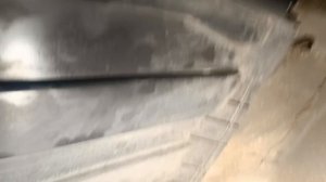 Снятие пластиковой защиты бака автомобиле Honda CRV 3/Removing