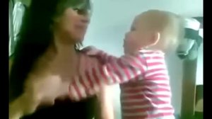 Ребёнок хочет мамину грудь.как играет малыш очень смешной прикол ;)