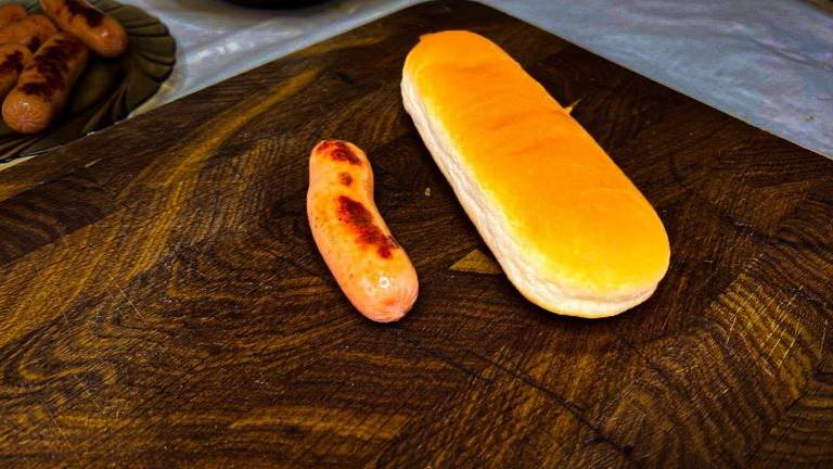 Вкусный перекус из булочек и сосисок, который легко и быстро приготовить смотреть онлайн